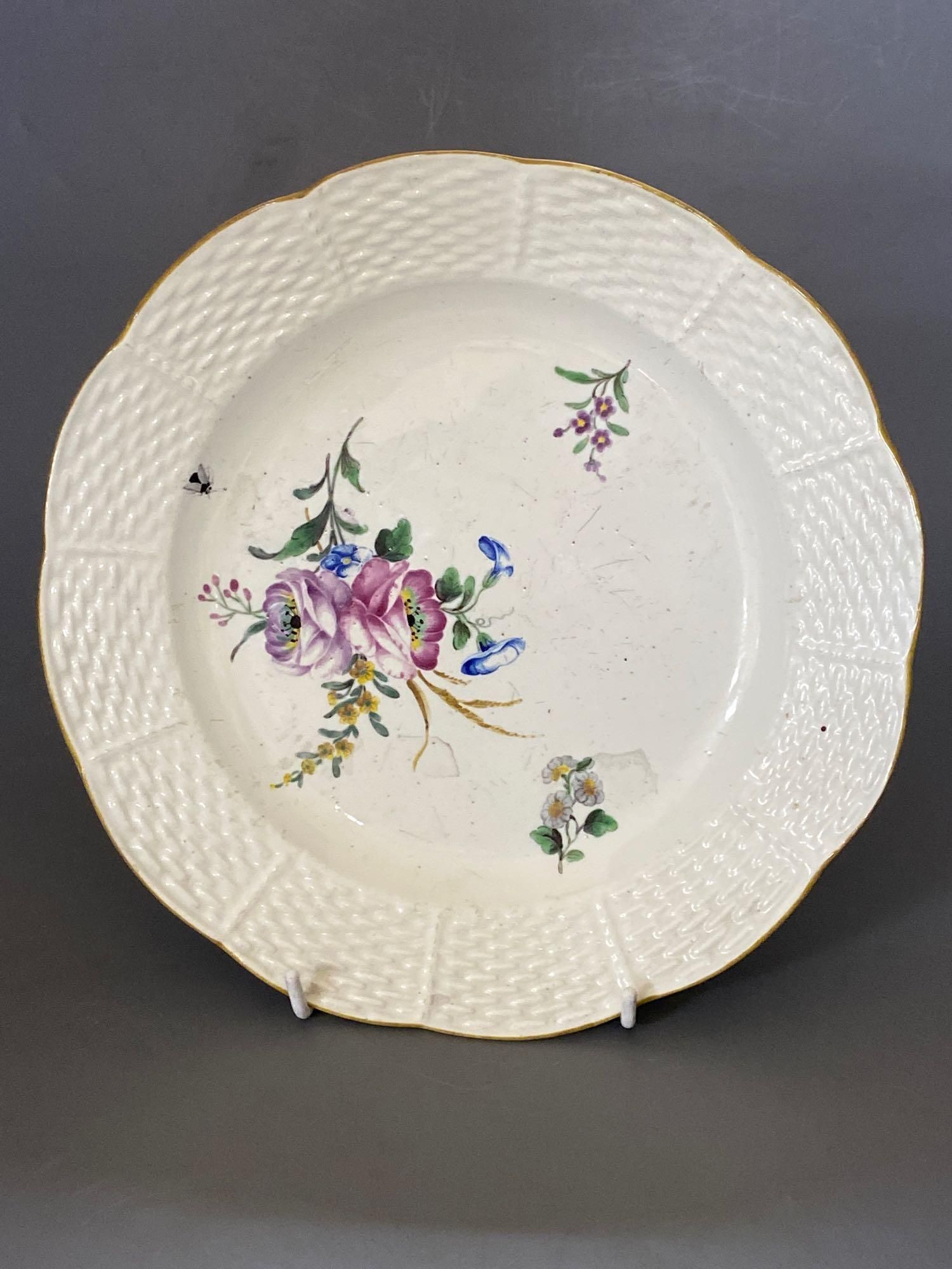 A Chantilly dessert dish, enamel painted with scattered flowers, with wicker border, 23cm